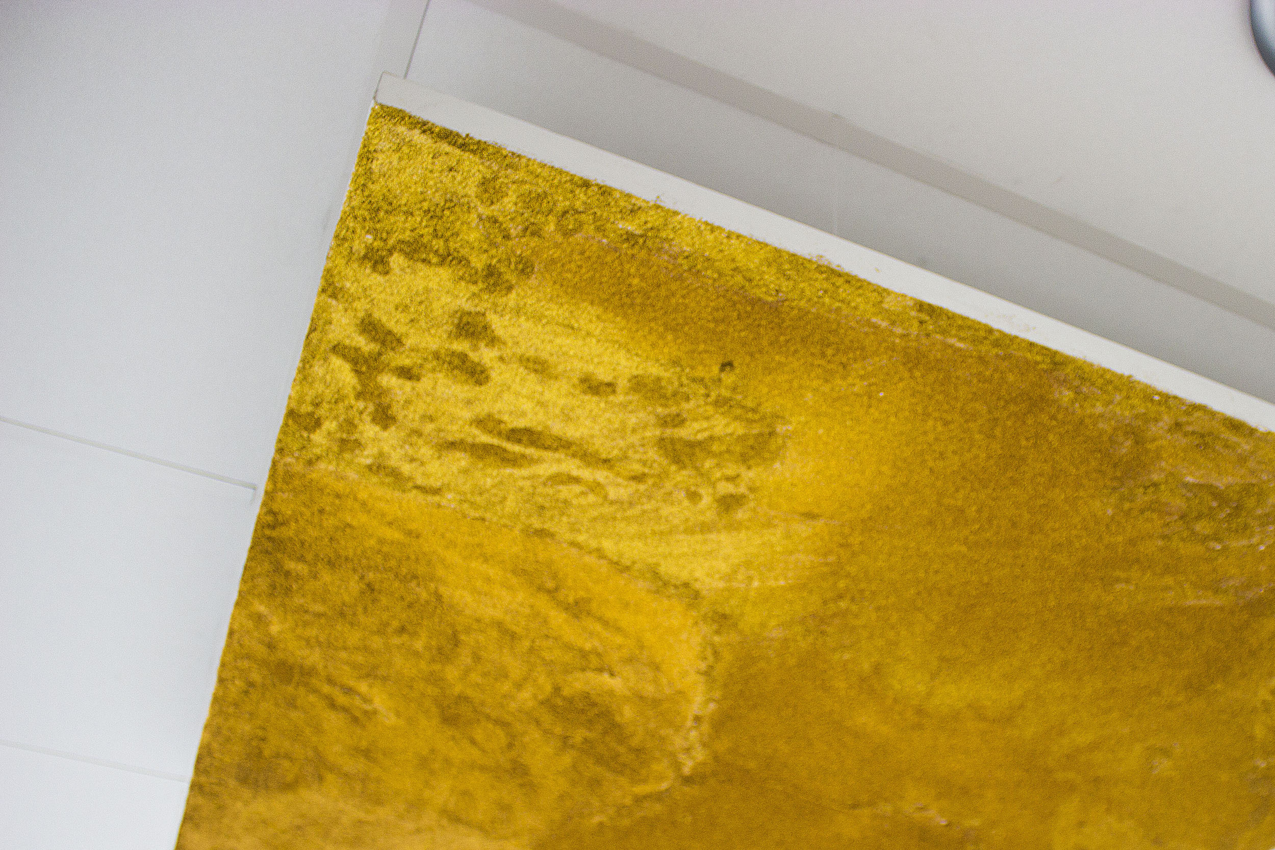 Gros plan sur un des écran d plafond recouvert de paillettes dorées